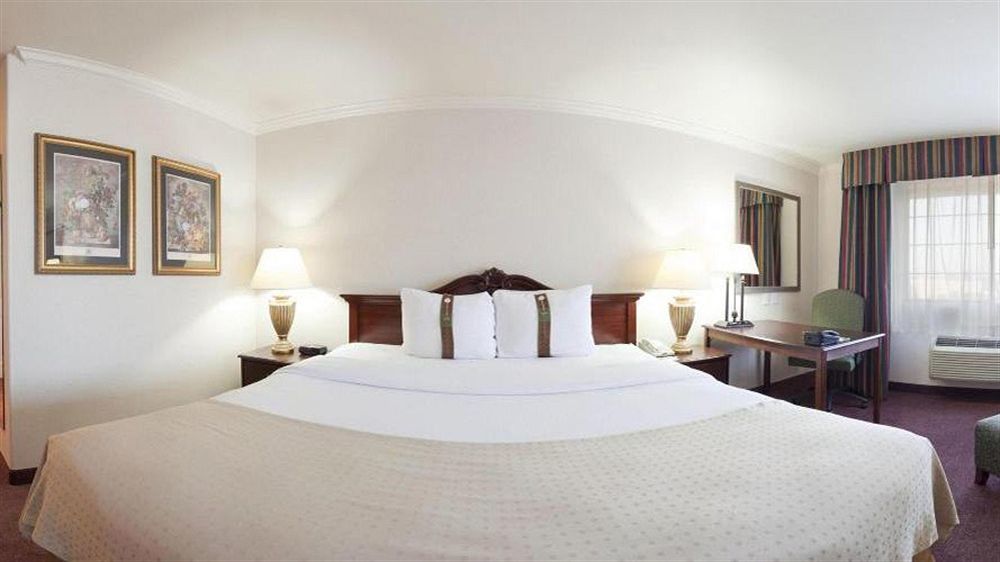 Holiday Inn Selma - Swancourt Экстерьер фото